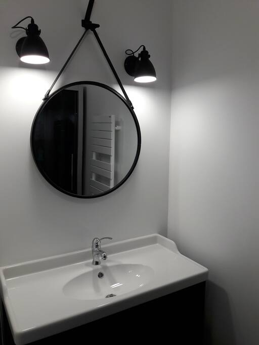 Salle de bains avec vasque et grande douche