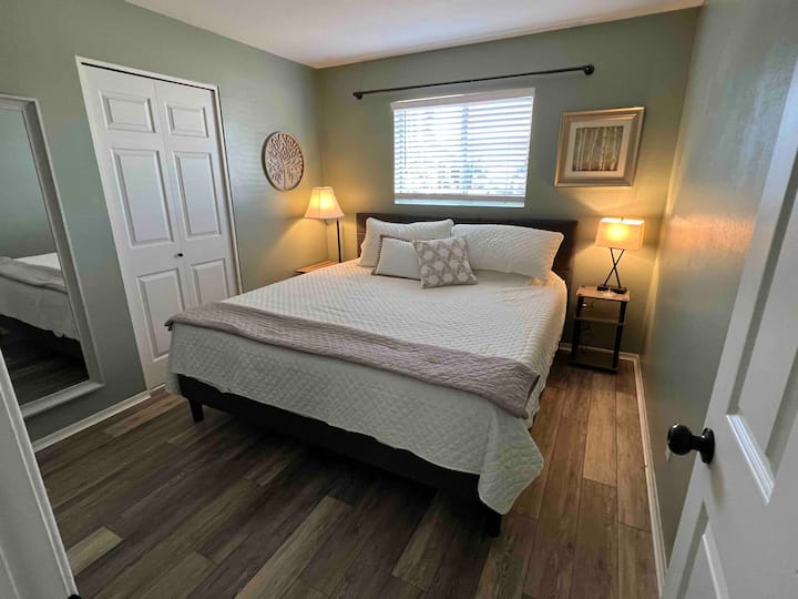 Dhoma e gjumit e dytë, krevat dopio "king"