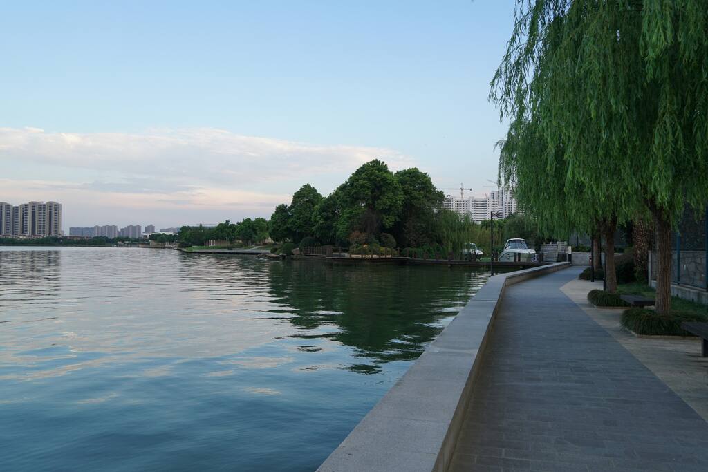 小区湖边步道