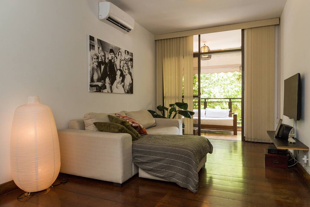 Living room with passage to the veranda.