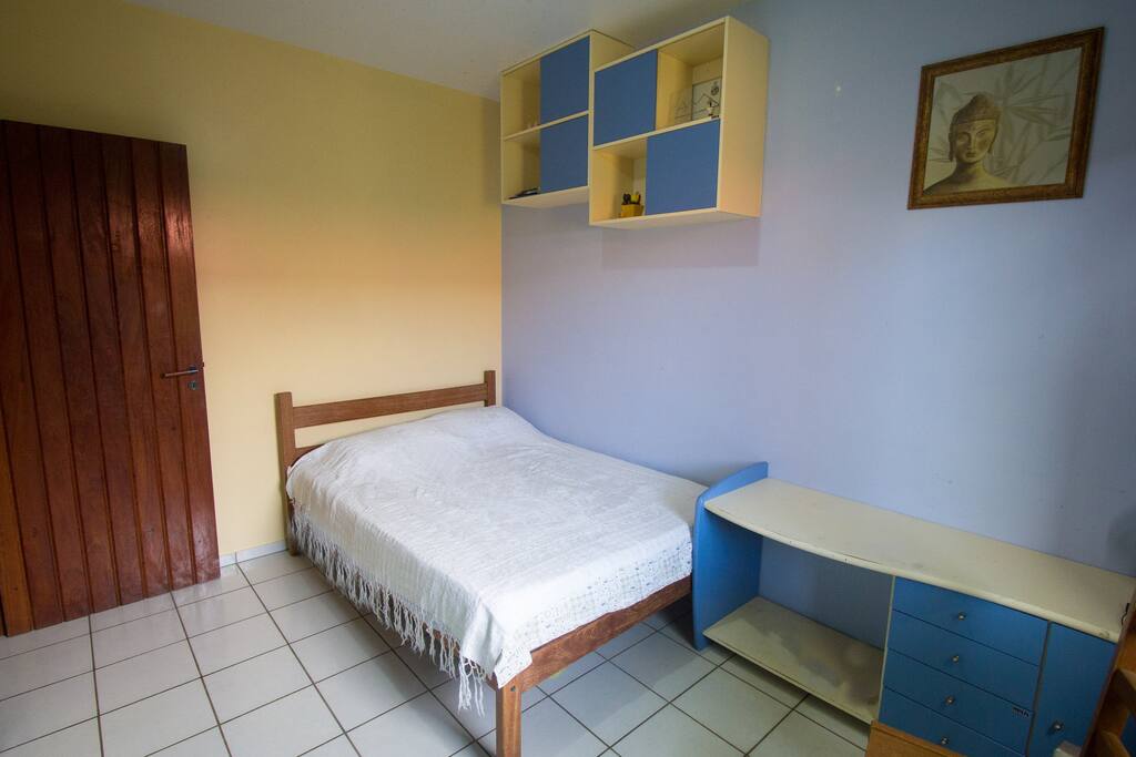 Quarto com janela veneziana