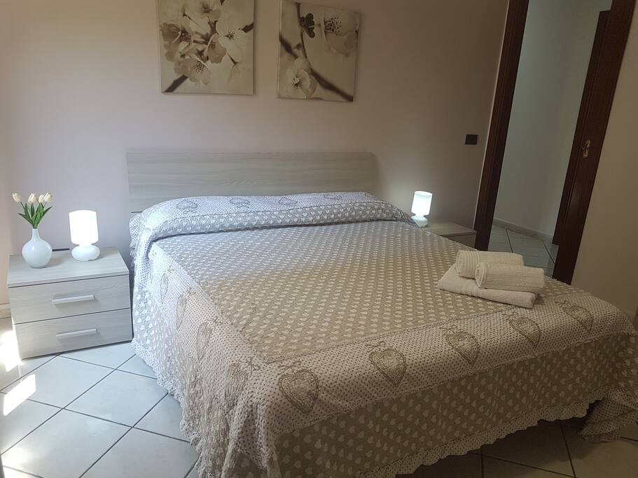 Camera da letto matrimoniale con comodini.