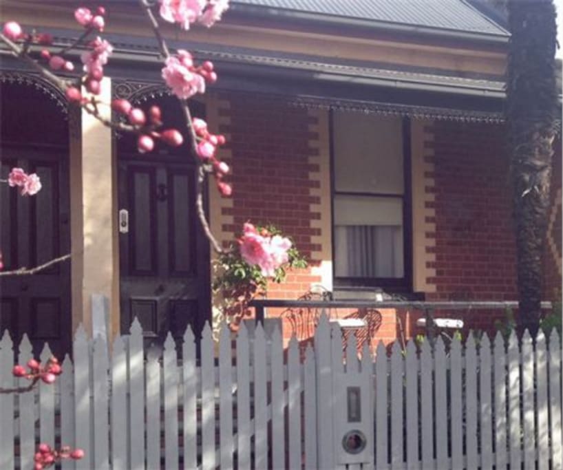 1980's fully renovated victorian terrace, leave the car and walk to many local attractions,great restaurants,bars and shopping