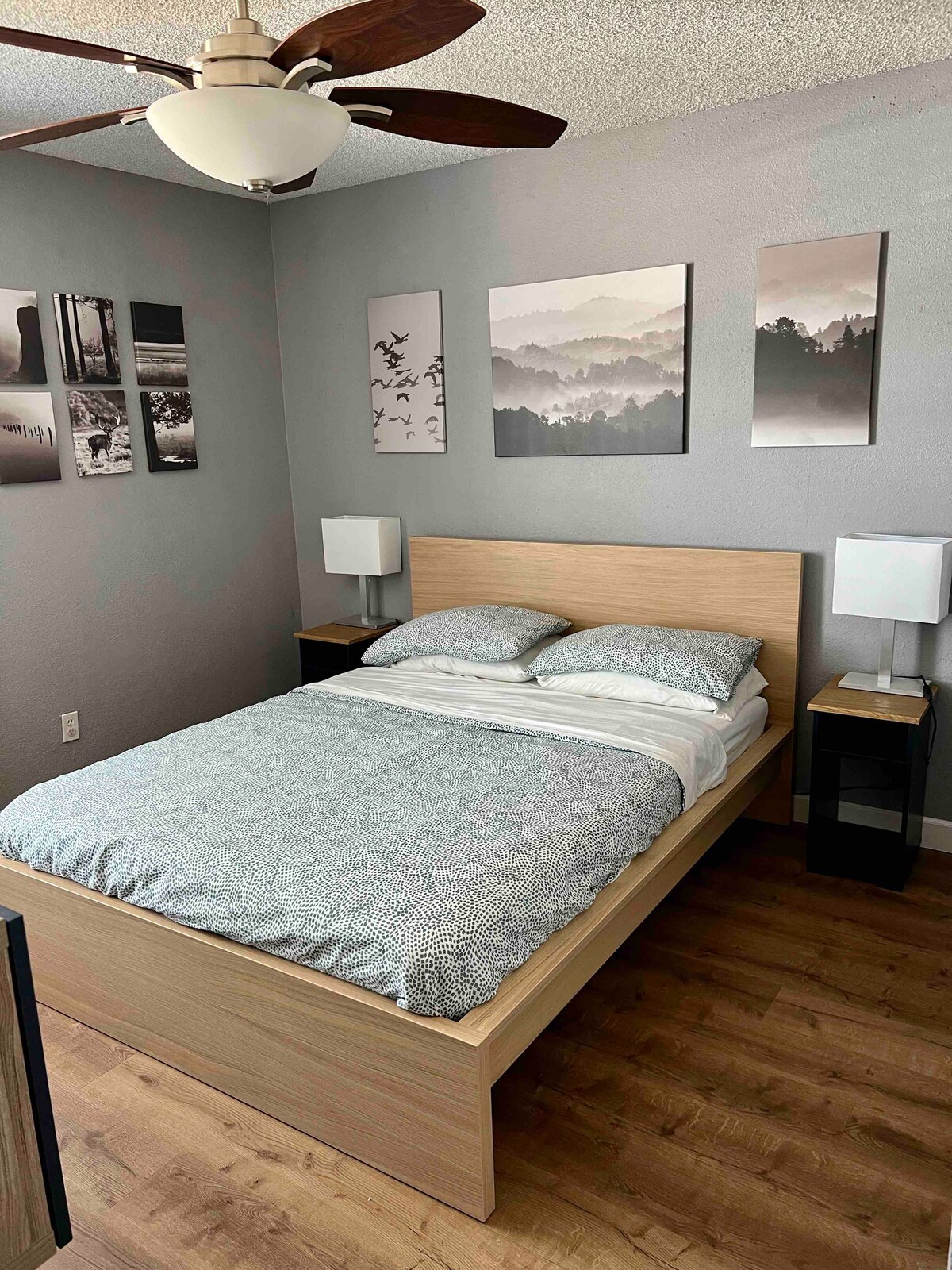 客房配备一张标准双人床。