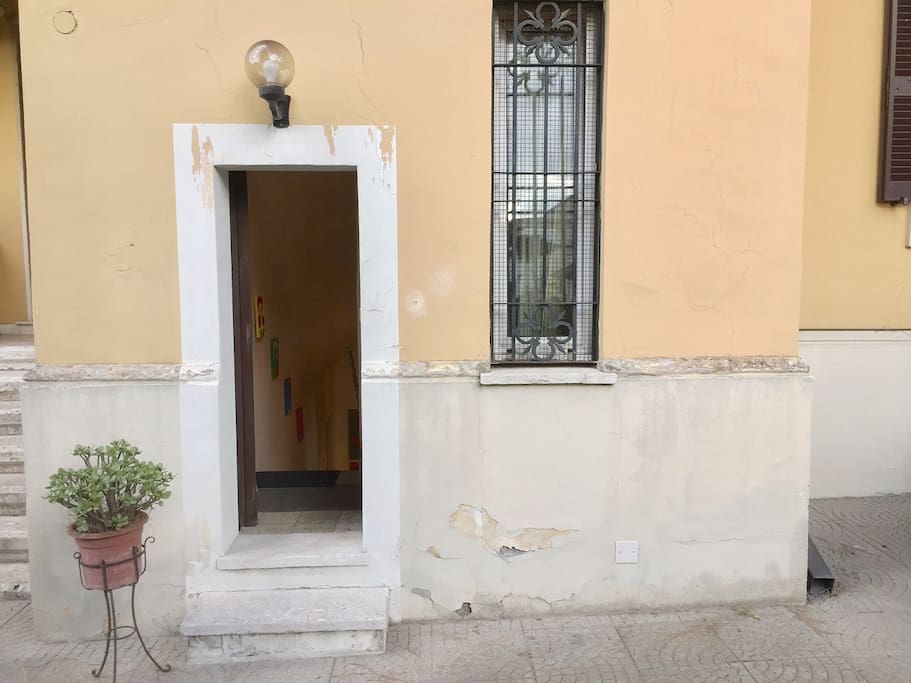 The entrance of the Apartment
"Ideally located apartment. 15 minutes from downtown by subway. The apartment is pleasantly decorated and very functional. I recommend to all the people who want to visit Rome". Sandrine 5* / October 2017
