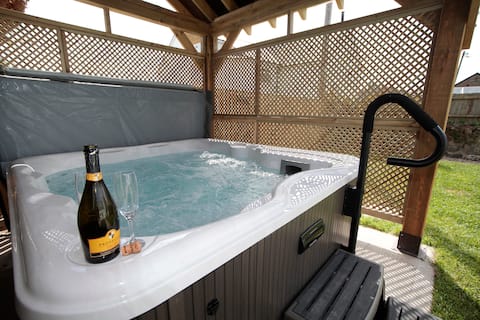 Seaside Carreglwyd Farmhouse sleeps 12 has Hot Tub