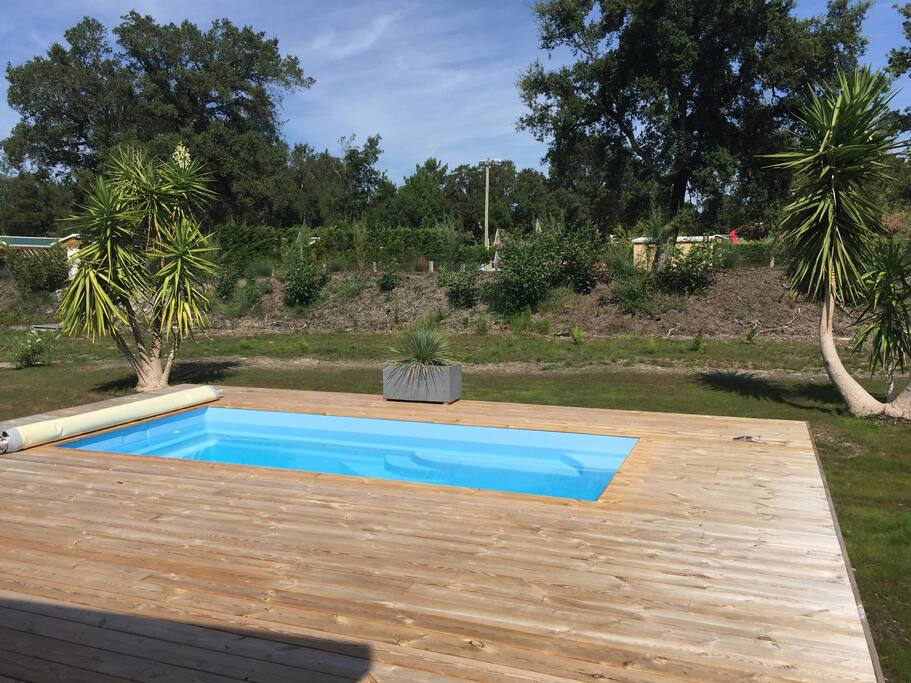 piscine privée au chalet avec couverture à barres