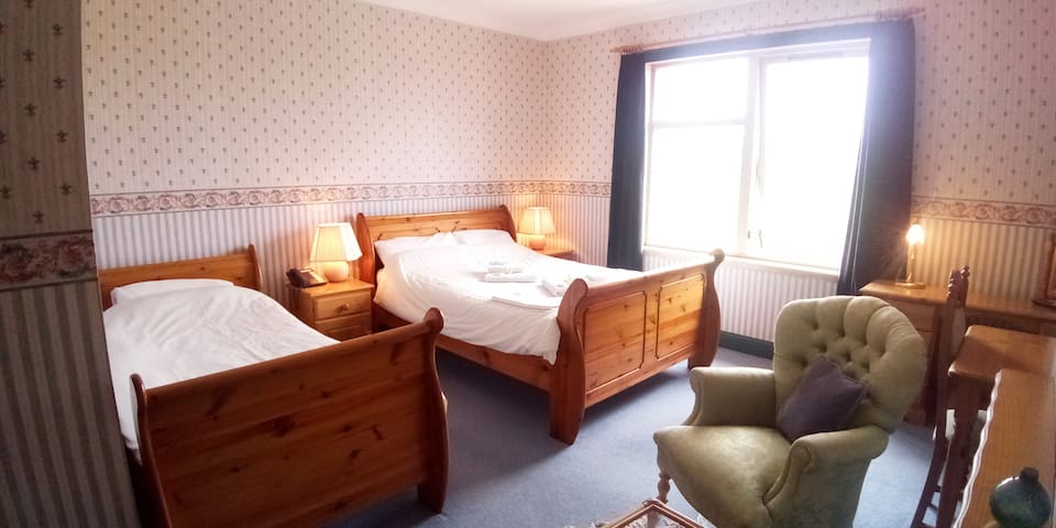 Full breakfast + Cosy and spacious room for 3.