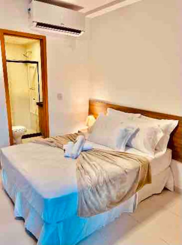 เตียงคู่และผ้าปูที่นอนให้คุณได้พักผ่อนหลังการเดิน