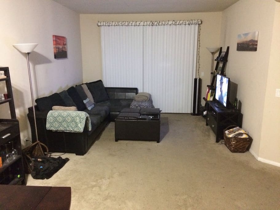 Shared living room, guest have full access, cable TV, WIFI, Apple TV