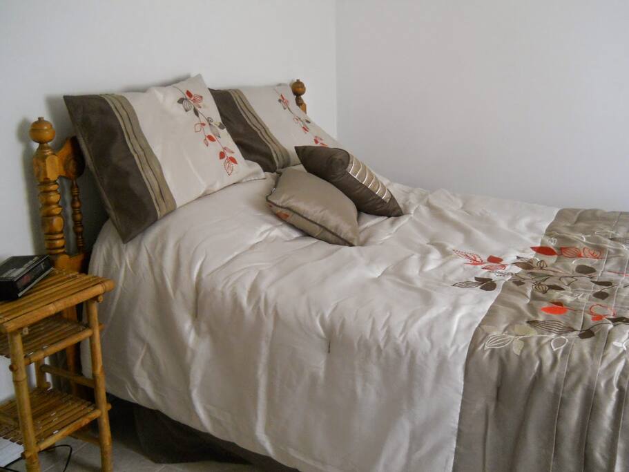 Chambre à coucher. / Bedroom.