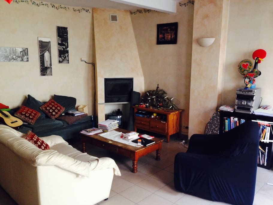 Living room (common area)