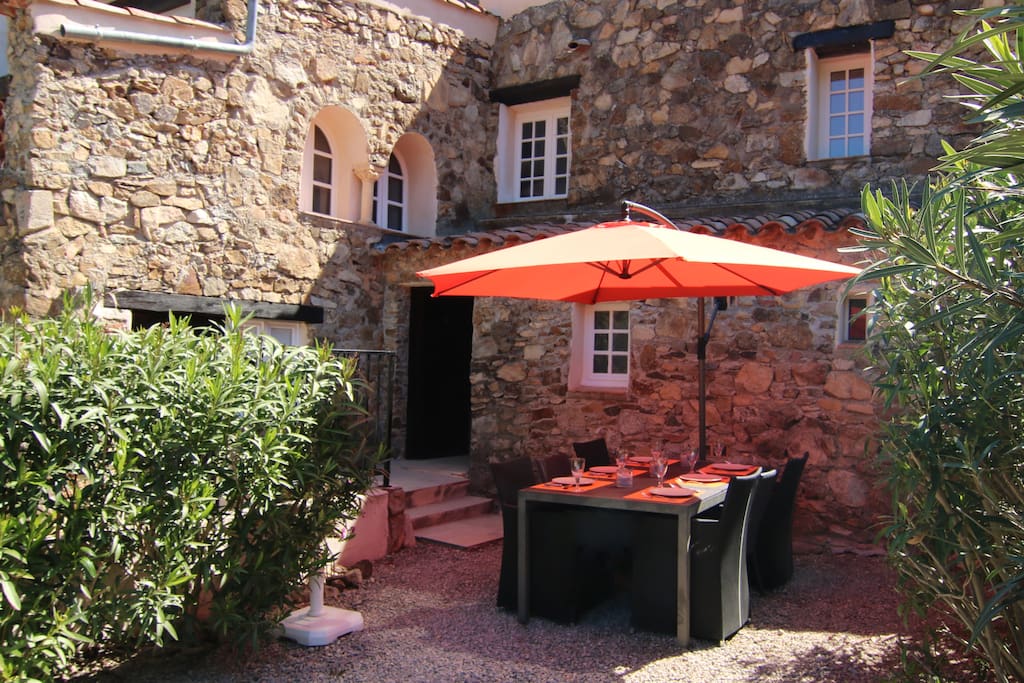 Voorzijde met terras en parasol