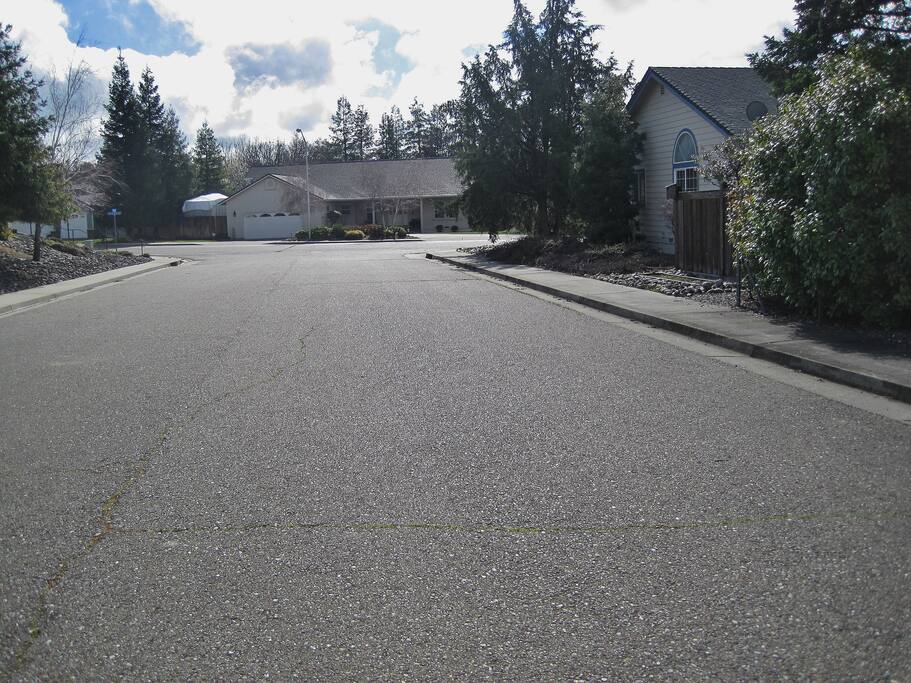 Wide side street makes it easy to approach and depart