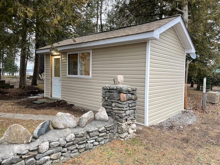 Standalone Bunkie. 200 ft.² for your comfort and privacy. Has a queen size bed, coffee maker, and well insulated for privacy away from the main cottage, with a direct view of the lake.