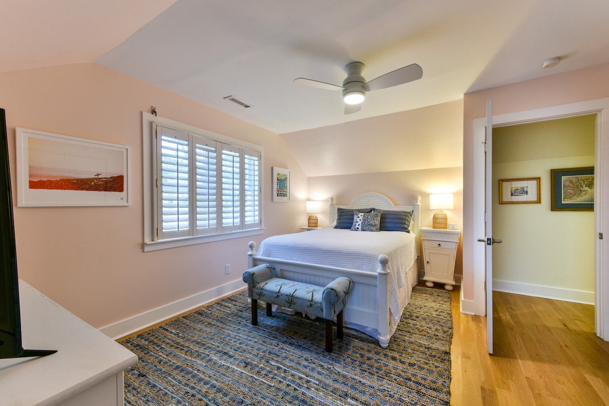 Typically called the “coziest” room by guests, we call this the Kailua room. A plush queen bed to watch the 55” Roku TV, streaming anything your heart desires!  There is a ceiling fan and two bedside lamps, UGG comforter and plenty of pillows.   