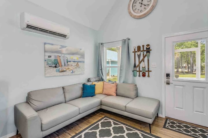 Dhomë ndenjjeje me divan lëkure