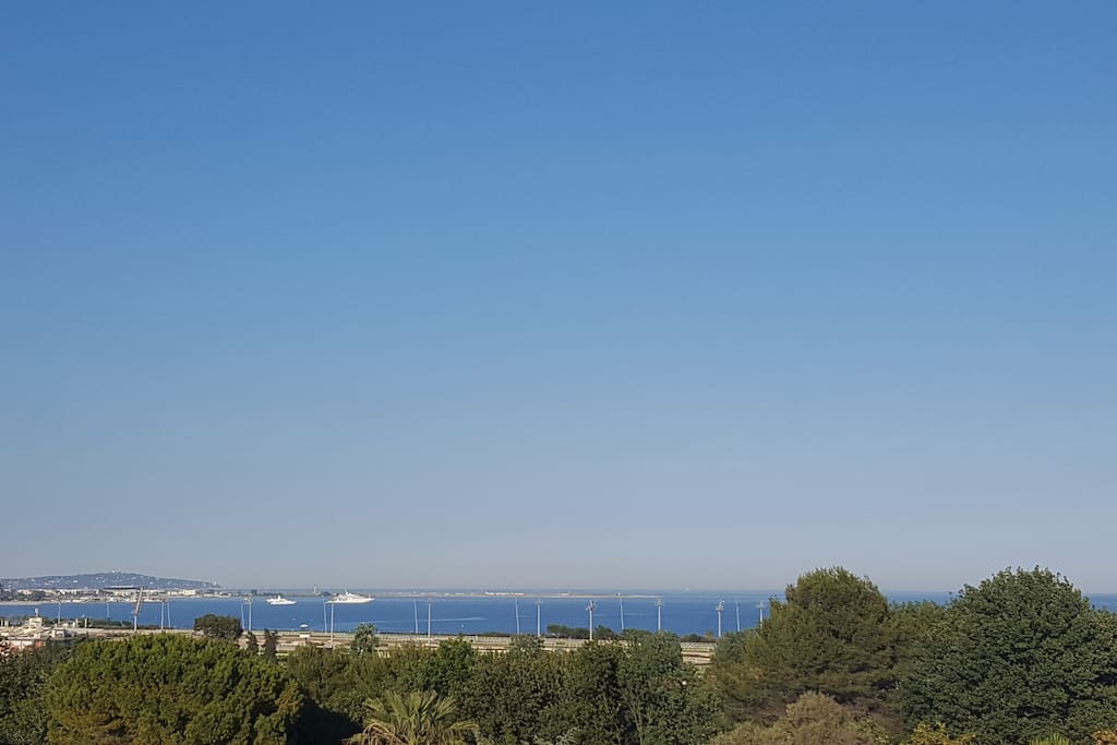 terrasse de 30m² avec store électrique et barbecue, vue sur mer a 180°