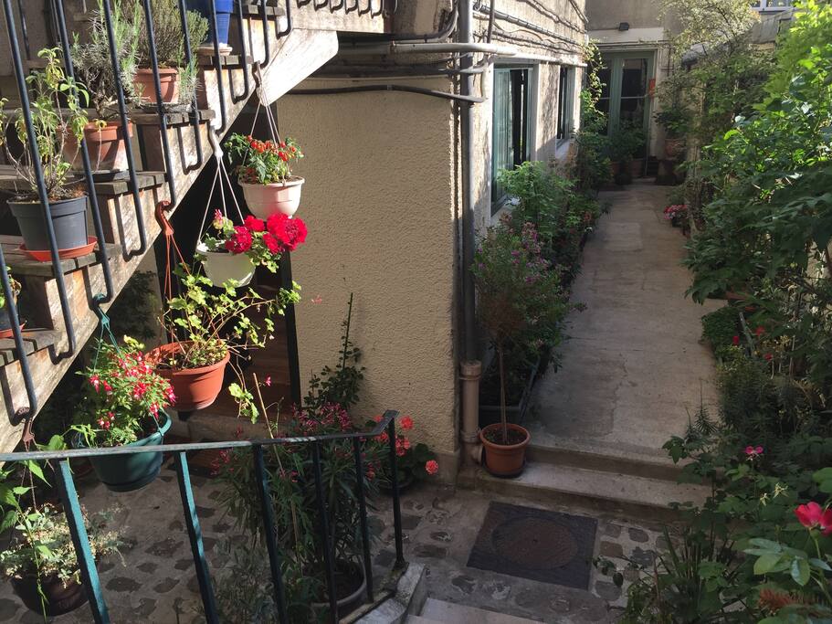 Located in a quiet courtyard. It feels like being in the countryside although you are in the very heart of Paris. My apartment is on the groundfloor