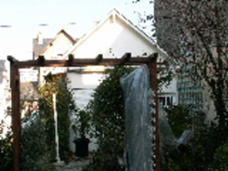 vue exterieure cote jardin du petit pavillon