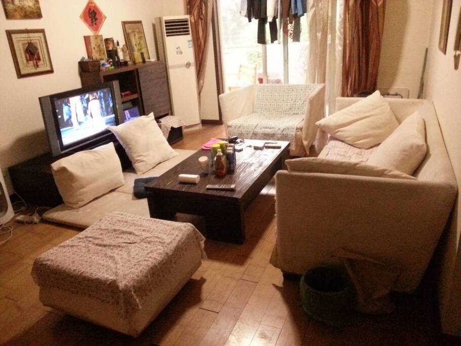客厅聚会模式,会经常组织朋友一起玩玩狼人杀和桌游。