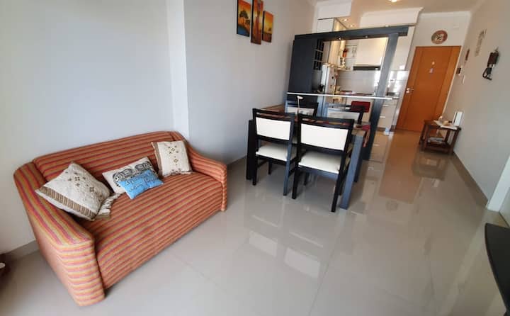 Vista generale della sala da pranzo.
Poltrona nel soggiorno di fronte alla TV LED da 49". 
Dal soggiorno, si accede al piccolo balcone attraverso una porta-finestra.