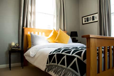 Characterful abode with city VIEW & FREE parking