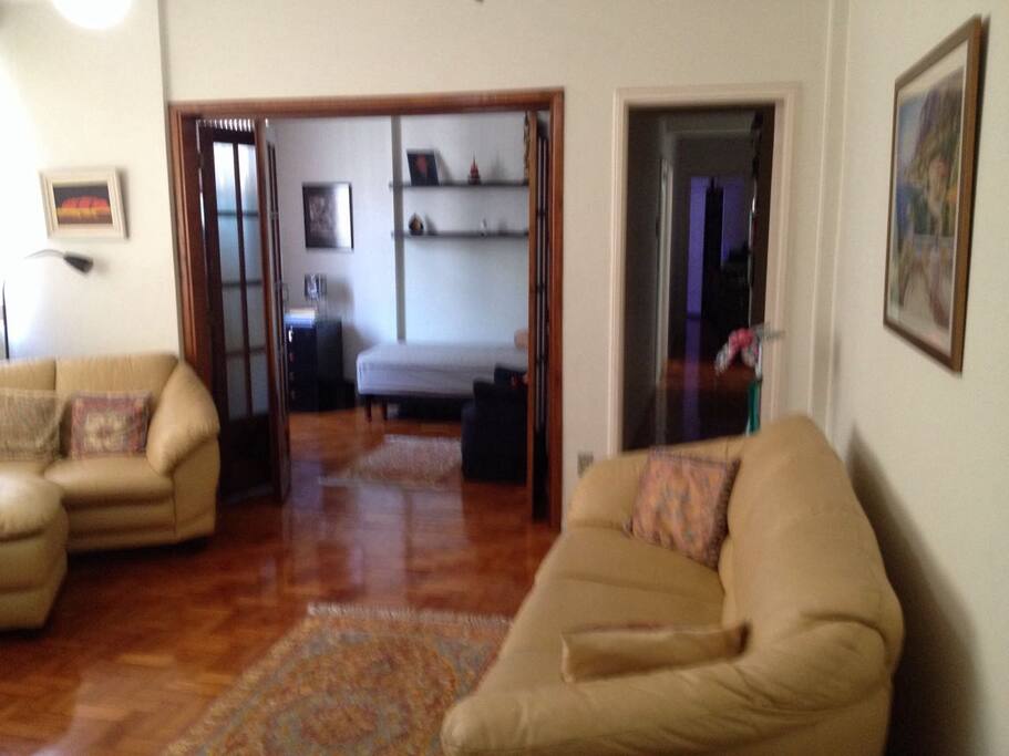 Sala e um dos quartos.