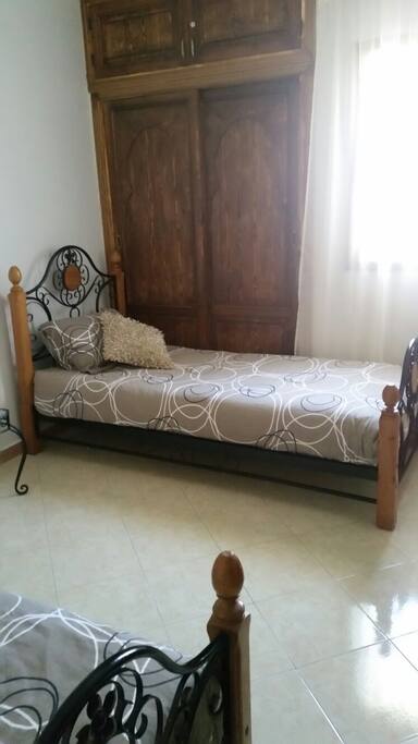 2e bed in de eerste slaapkamer.