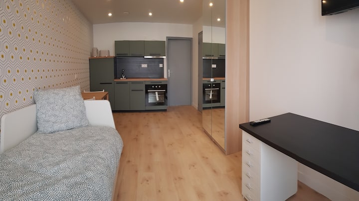 Studio Modern & Comfort Pontoise 200m from the train station