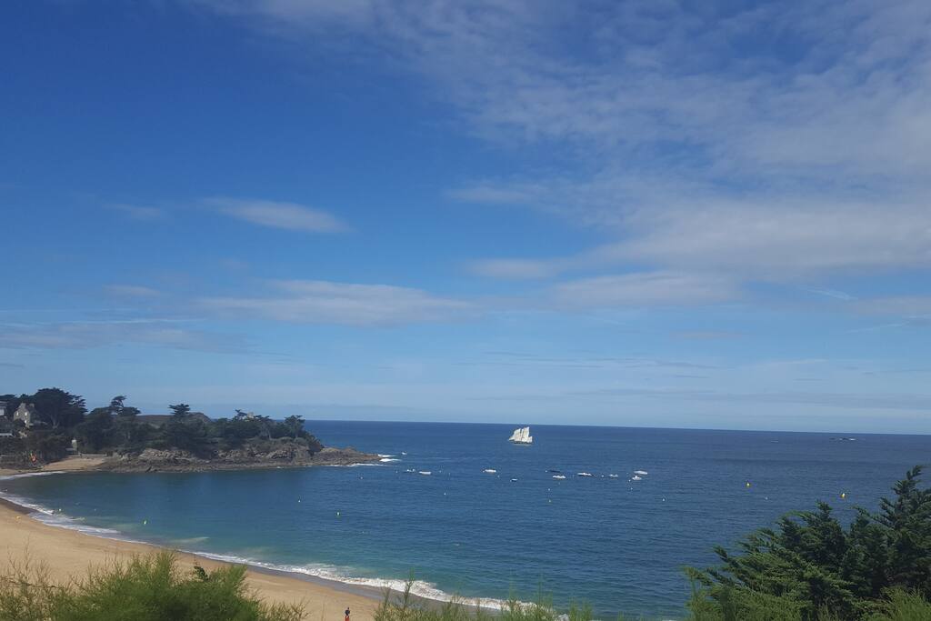 Vue sur la magnifique plage du val