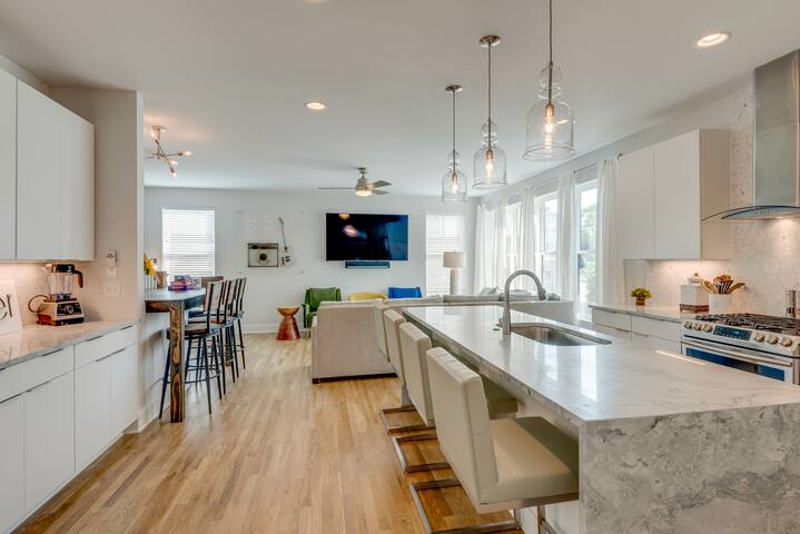 Sophistication on 14th/Rooftop Deck/10 Beds gallery image 3