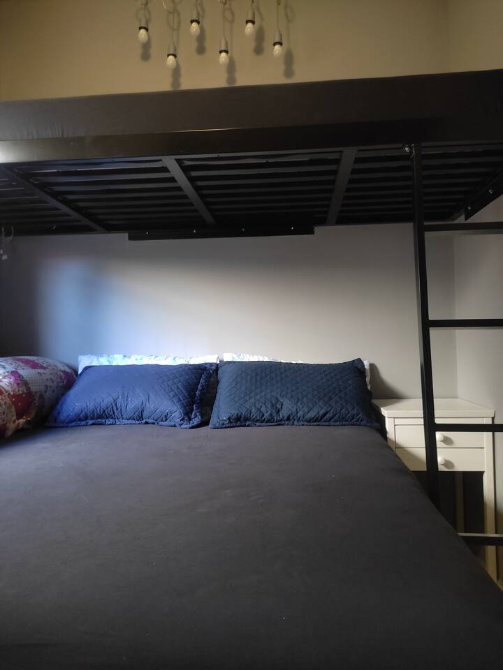 غرفة مزدوجة بسرير علوي واحد. غرفة مزودة بتلفزيون ذكي ومكيف هواء.