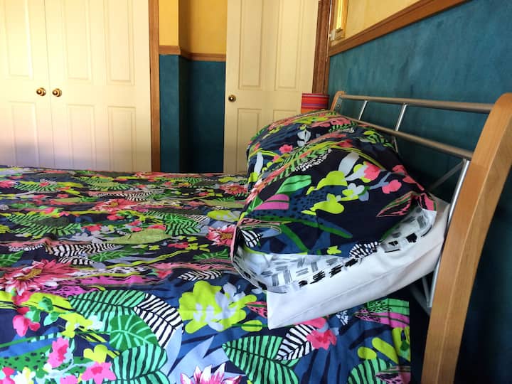 Бидејќи и двајцата домаќини се уметници, оваа куќа е уметнички декорирана - најверојатно нема да најдете друга таква. Со оригинални уметнички дела и препораки од Бронвин и рачно изградени лавиринти и скулптури од Макс низ имотот. 