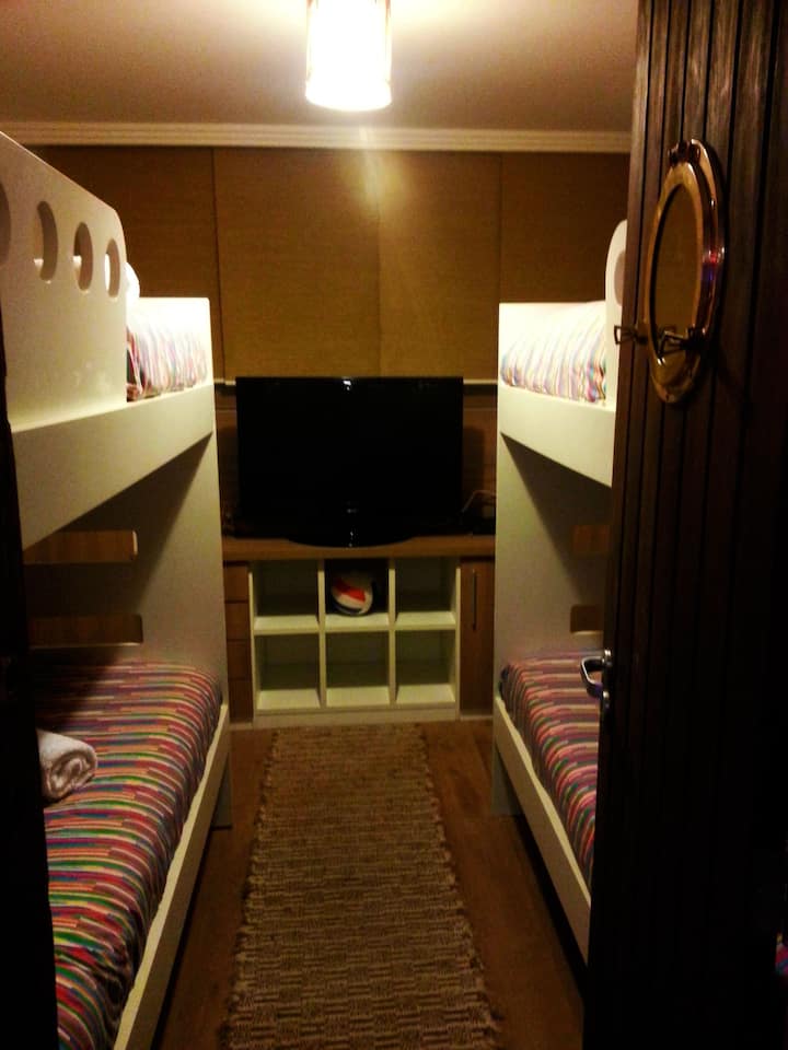 Екипаж на дрвена колиба