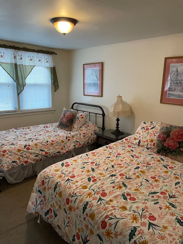 Nová veľká posteľ a jednolôžko v druhej spálni. 