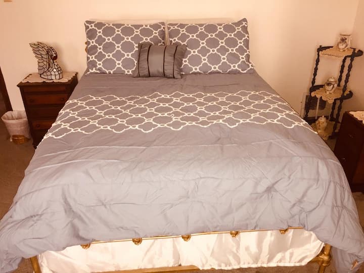 第三间独立卧室配有一张双人床，可轻松抵达二楼的全功能卫生间。