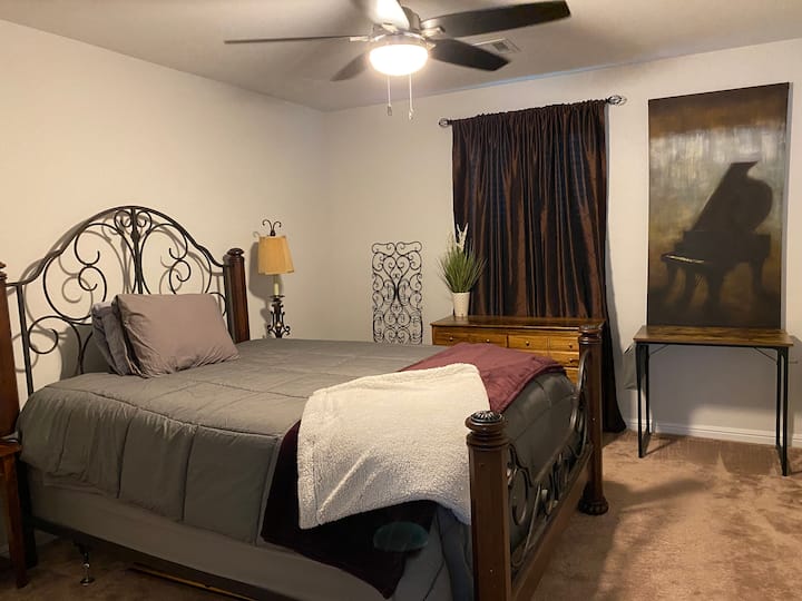Quiet bedroom for relaxing or working remotely. Houses for Rent in La