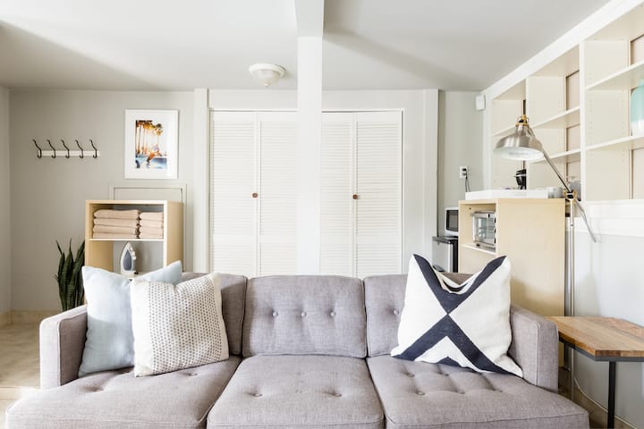 Modern Guest Suite in Trendy Highland Park