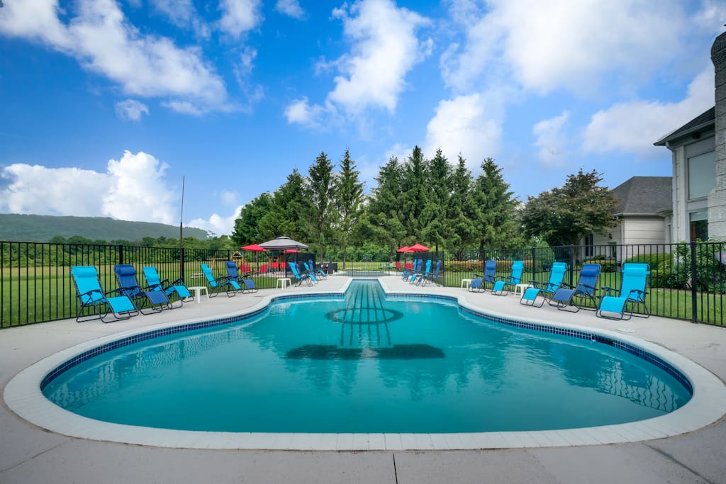 Iconic guitar pool with lots of inflatables/toys to use