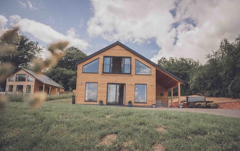 Stylish 3 bed cabin with hot tub on Welsh border.