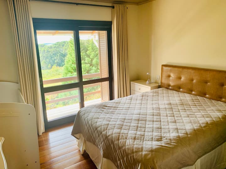 Double bedroom with crib, closet, panoramic view, and private bathroom with jacuzzi.