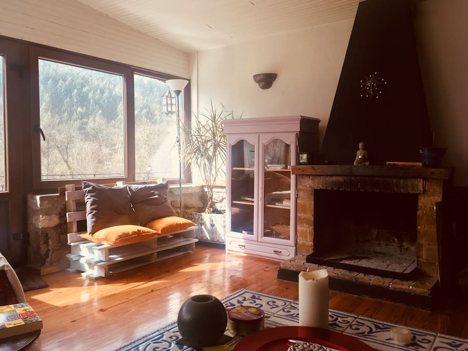 Salón con chimenea y salida a terraza , zona común