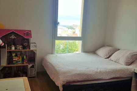 une chambre dans un appartement de 80m²