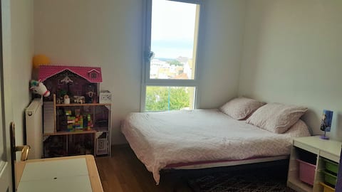 une chambre dans un appartement de 80m²