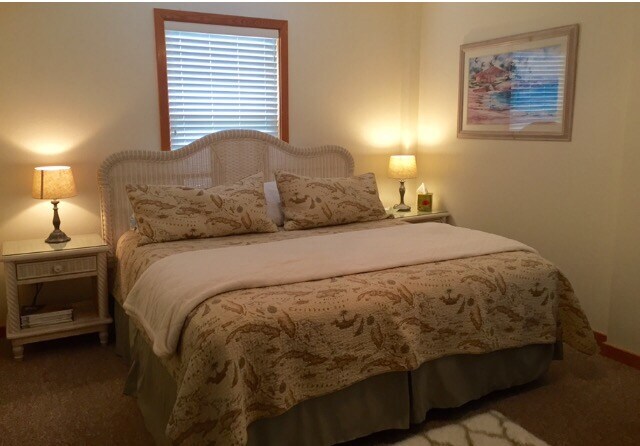 Prostrana spavaća soba ima bračni krevet (1,8x2). Na velikom stolu nalazi se radna stanica ili odlično mjesto za kartanje. 