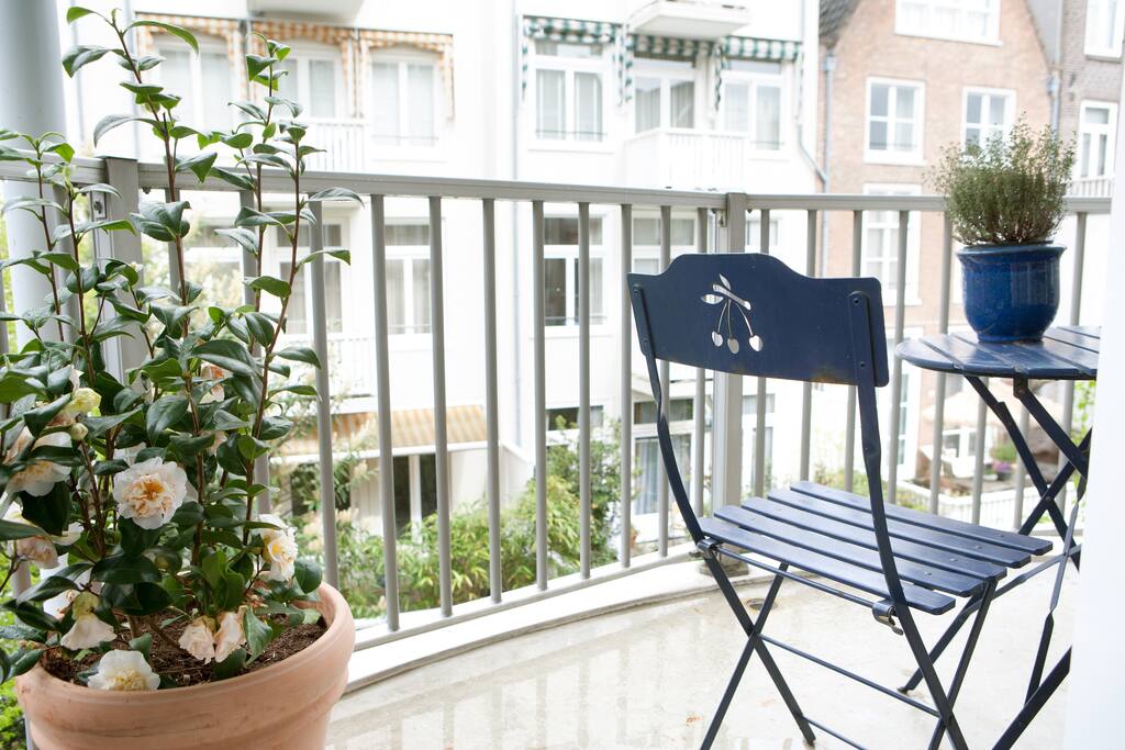 Enjoy a nice cup of coffee or tea on this great balncony