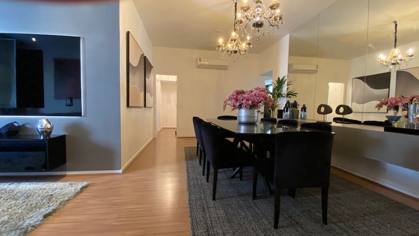 Apto espaçoso & reformado c/hidro próximo praia