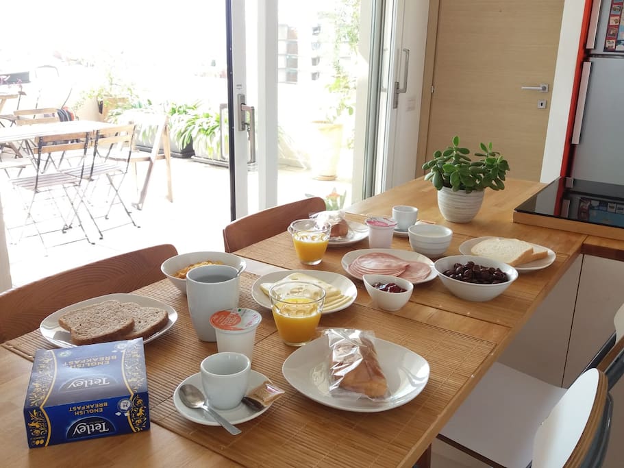 Enjoy your breakfast inside or outside - either way with a beautiful sea view!