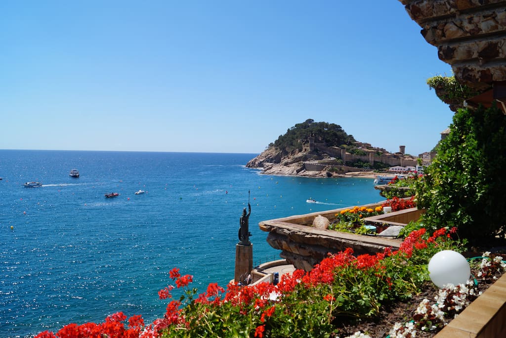 Vistas del Castillo de Tossa de Mar desde la terraza